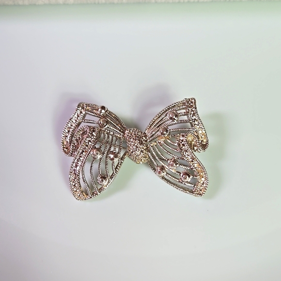 Elegant Silver Tone Bow Brooch - Picture 5 of 14